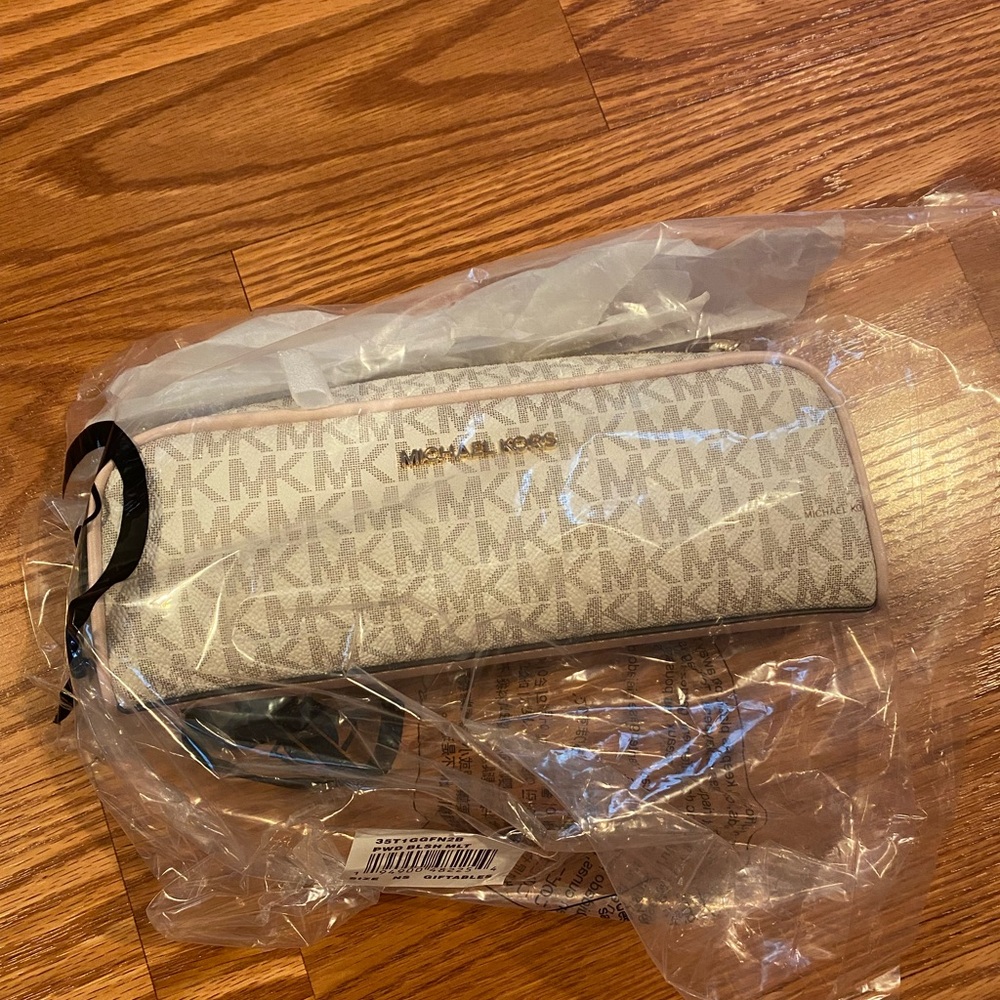 BRAND NEW Michael Kors “Pencil Case Giftable”